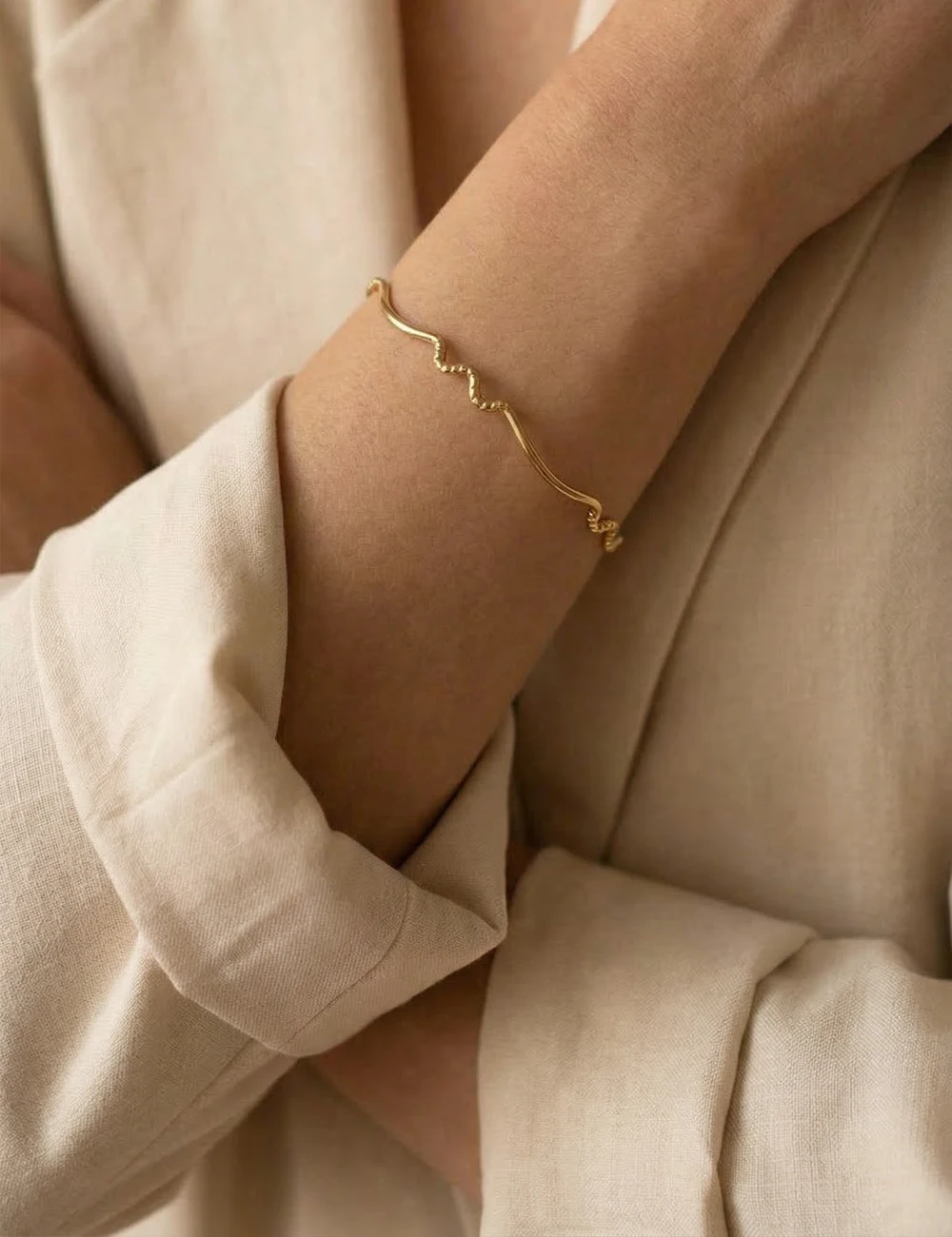 Jonc Loisa – Bracelet jonc texturé doré ou argenté ajustable