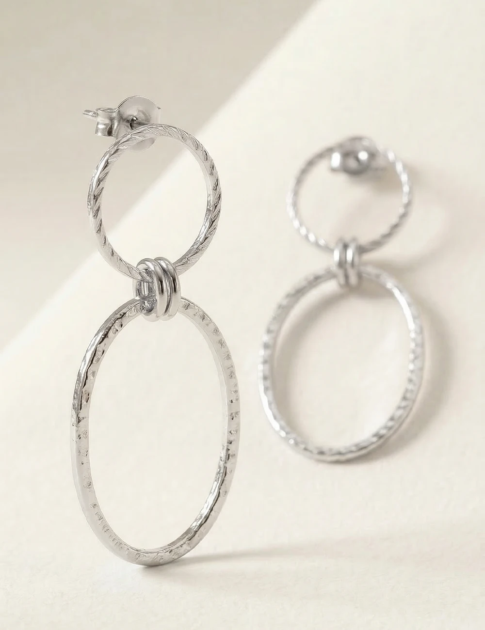 Boucles d’oreilles Sime – Boucles dorées ou argentées à anneaux texturés