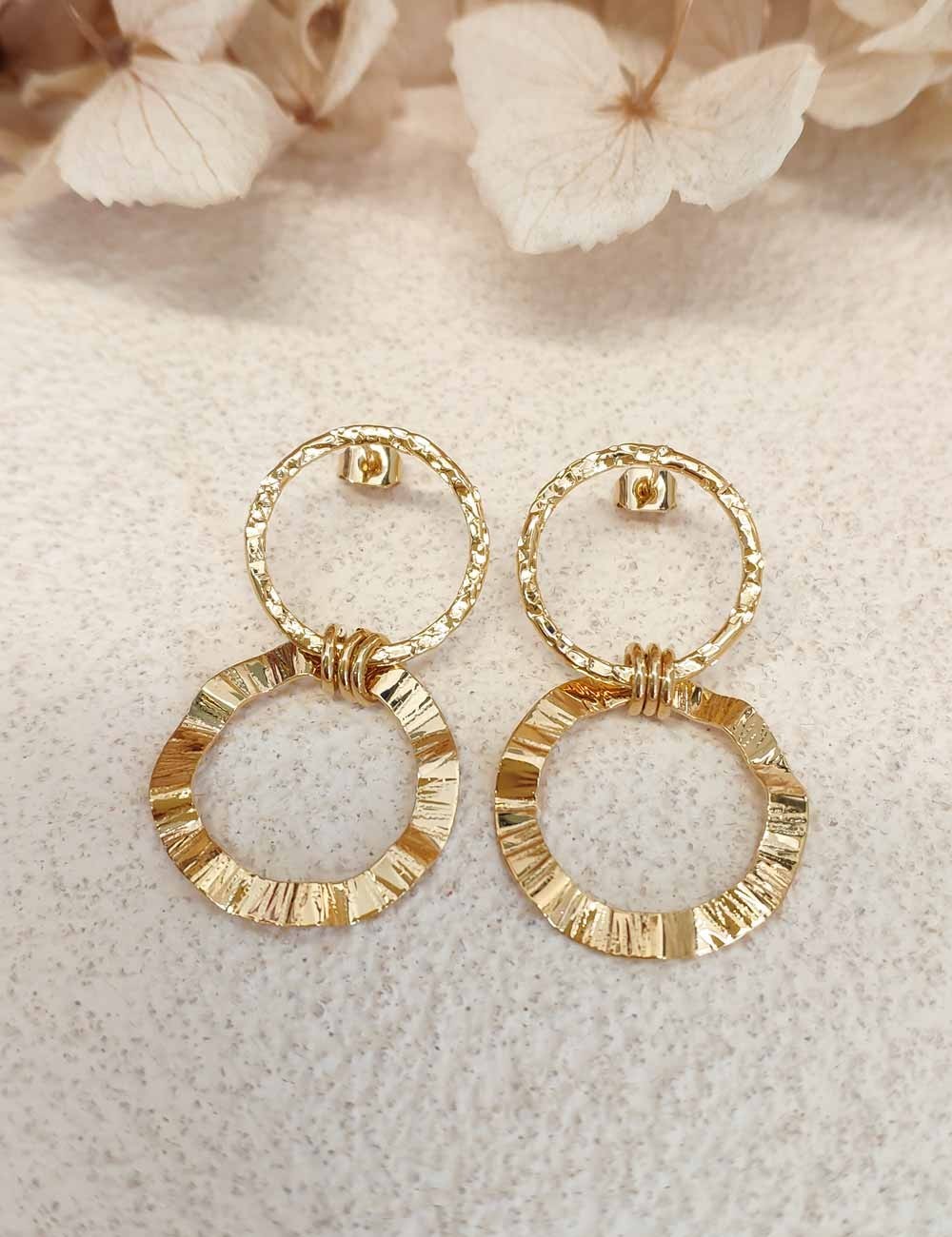 Boucles d’oreilles pendantes Baw dorées à l’or fin