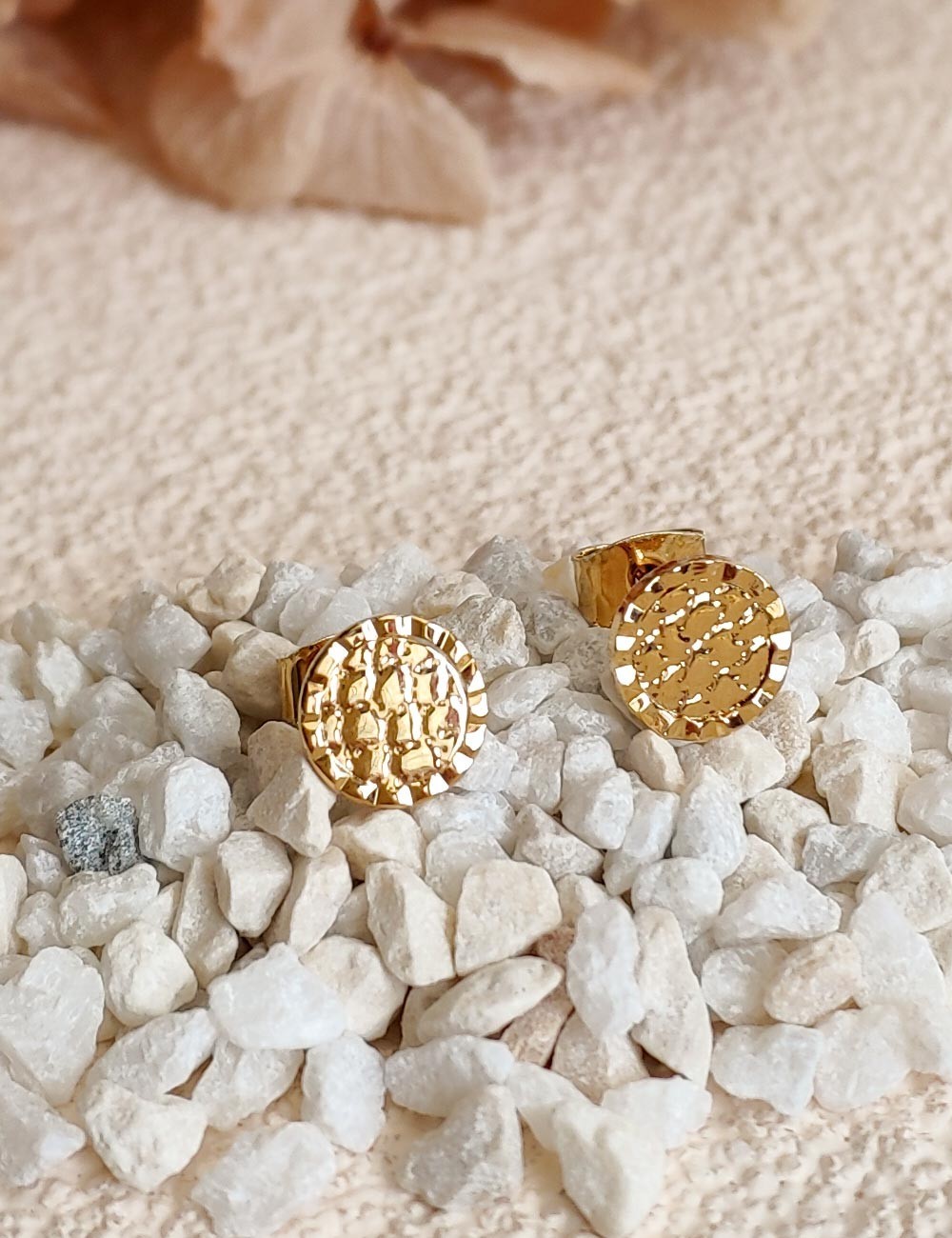 Puces d'oreilles martelées Lila dorées à l'or fin