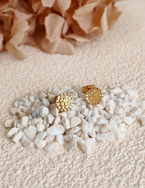 Puces d'oreilles martelées Lila dorées à l'or fin