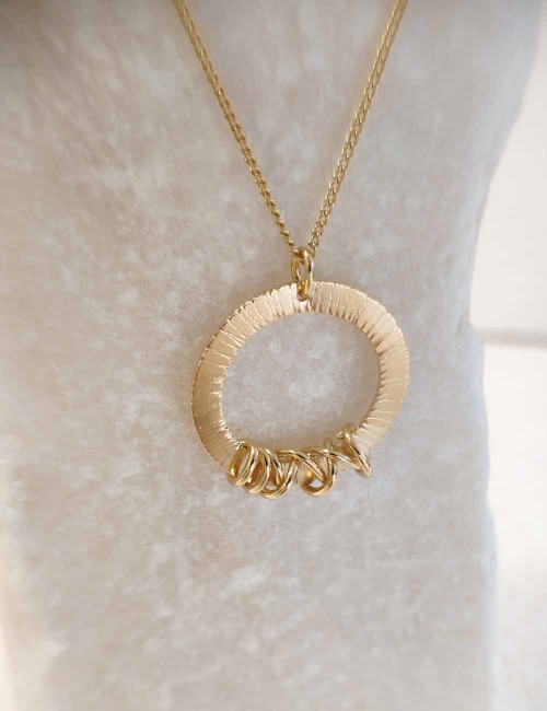 Collier Baza Enroulé doré à l’or fin ou argenté – Pendentif anneau gravé