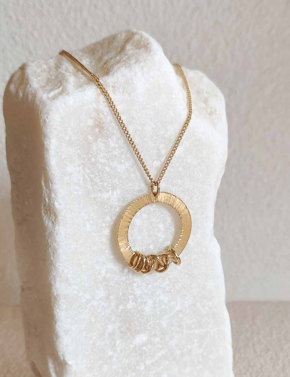 Collier Baza Enroulé doré à l’or fin ou argenté – Pendentif anneau gravé