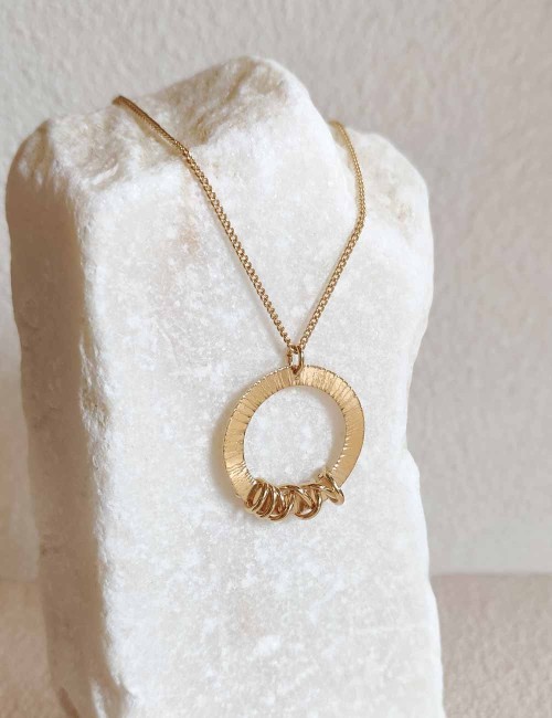 Collier Baza Enroulé doré à l’or fin ou argenté – Pendentif anneau gravé