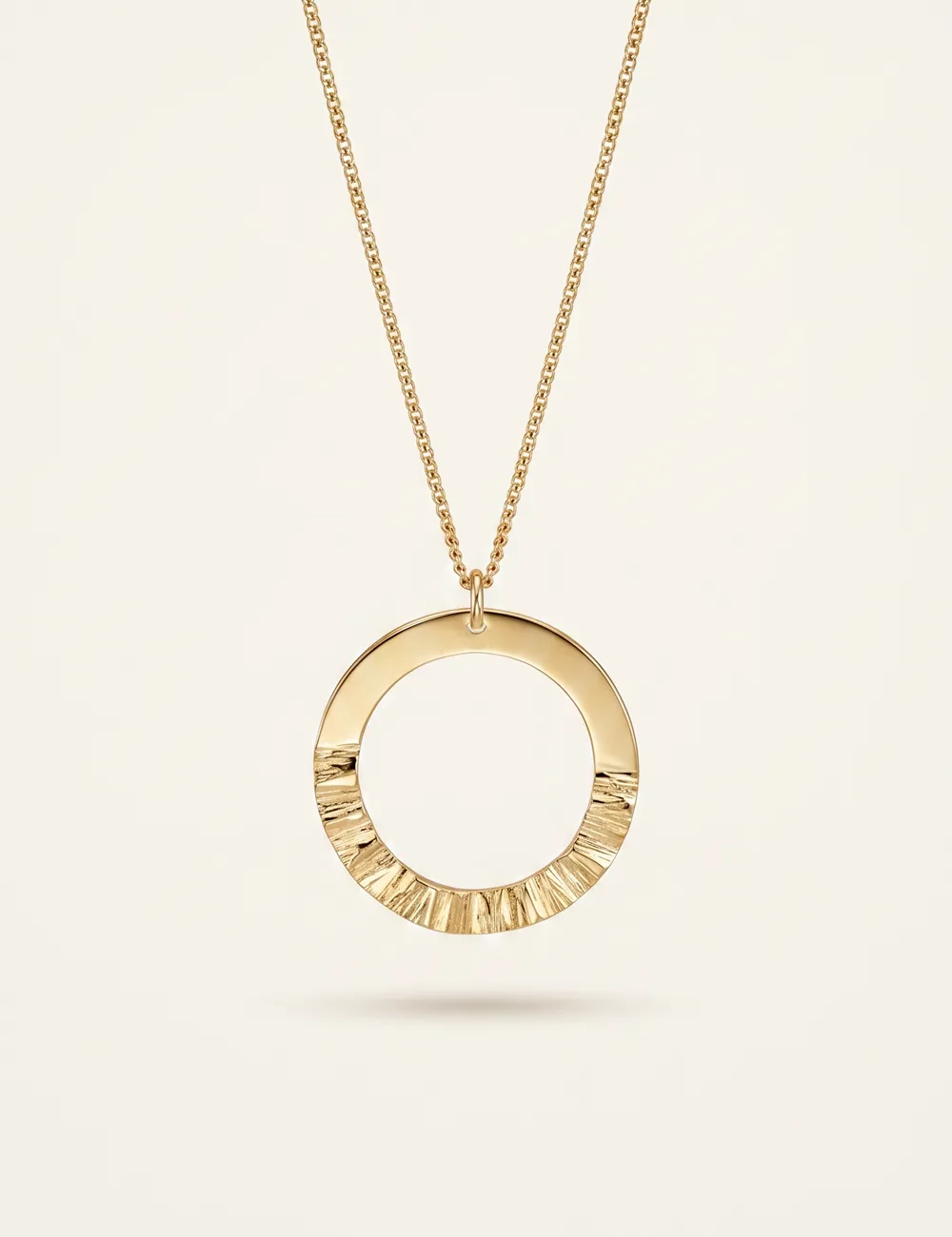 Collier Baza – Anneau martelé doré à l’or fin