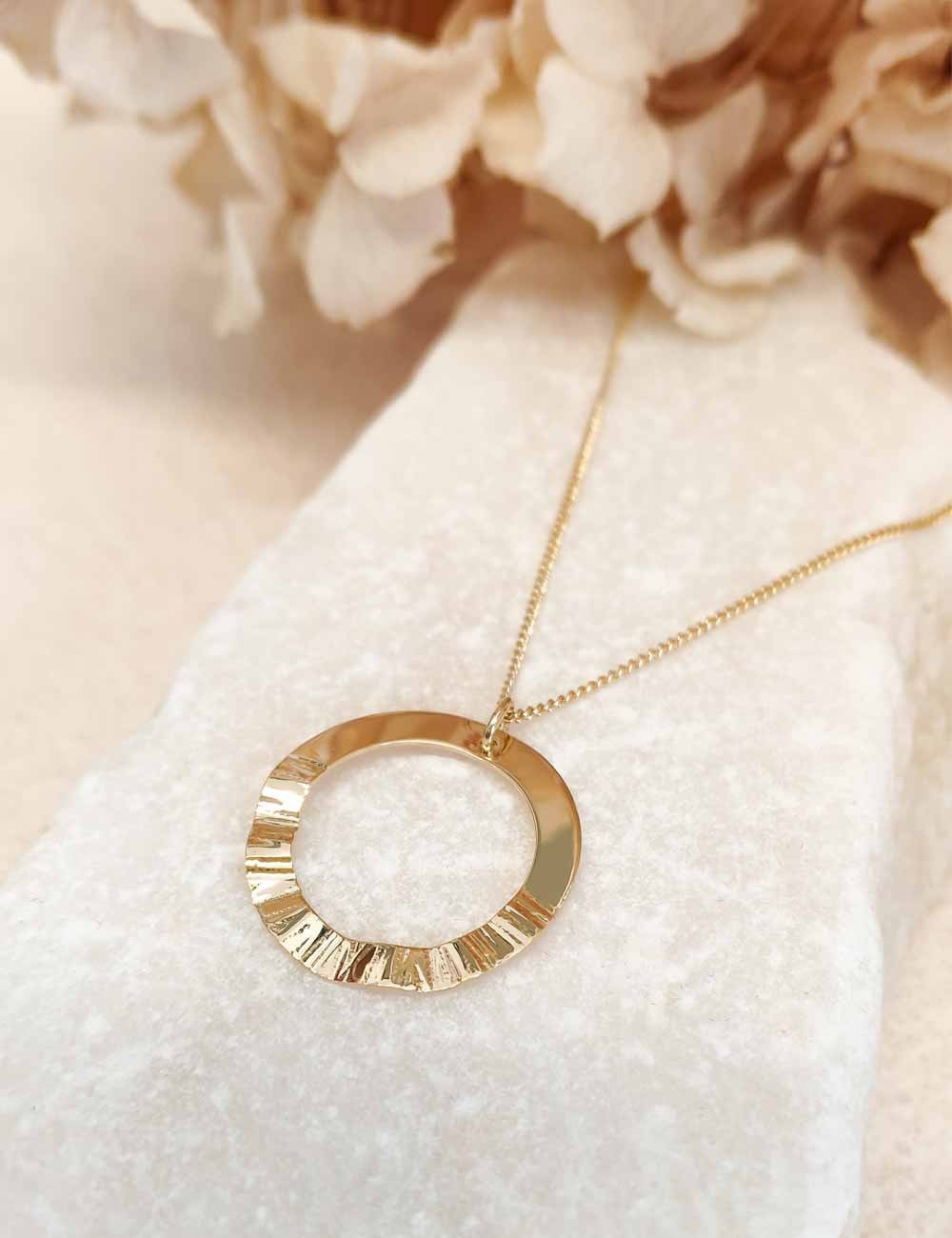 Collier Baza – Anneau martelé doré à l’or fin