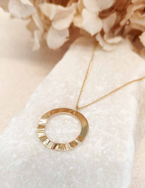 Collier Baza – Anneau martelé doré à l’or fin