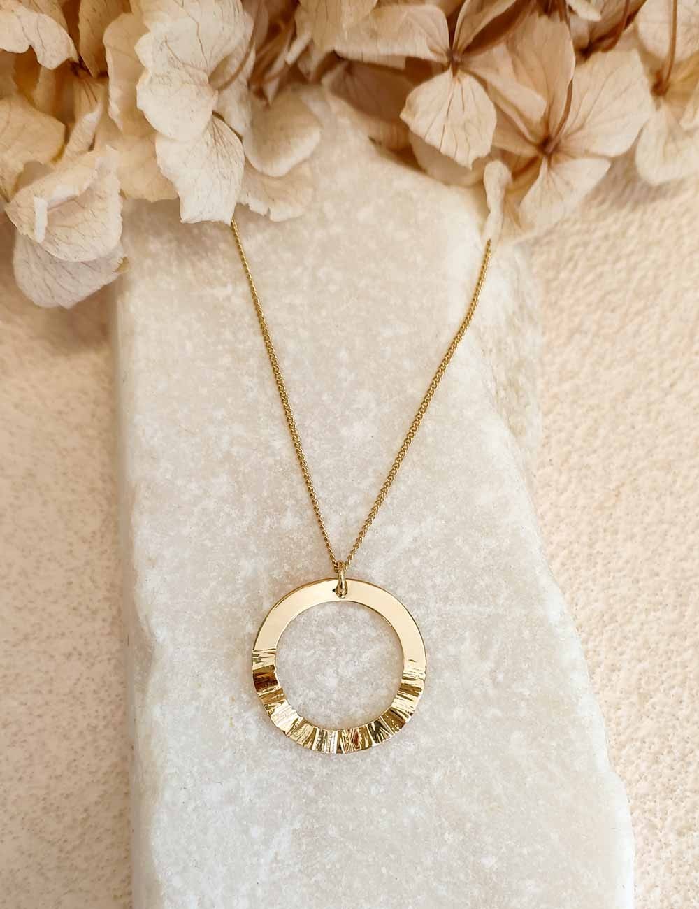 Collier Baza – Anneau martelé doré à l’or fin