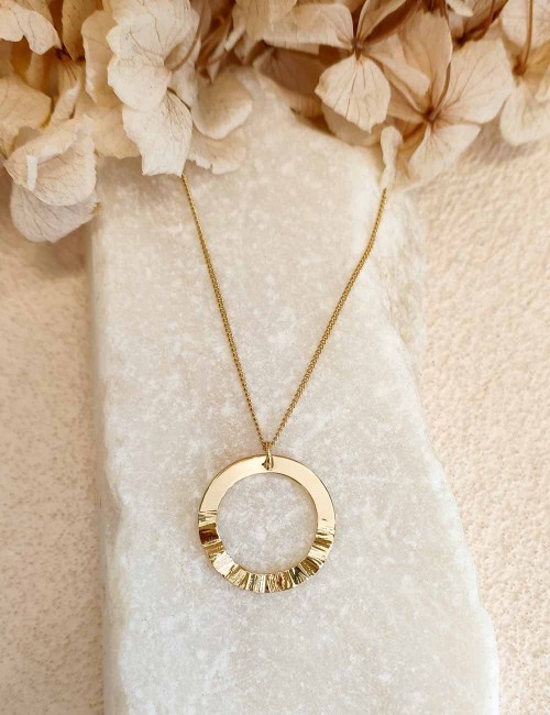 Collier Baza – Anneau martelé doré à l’or fin