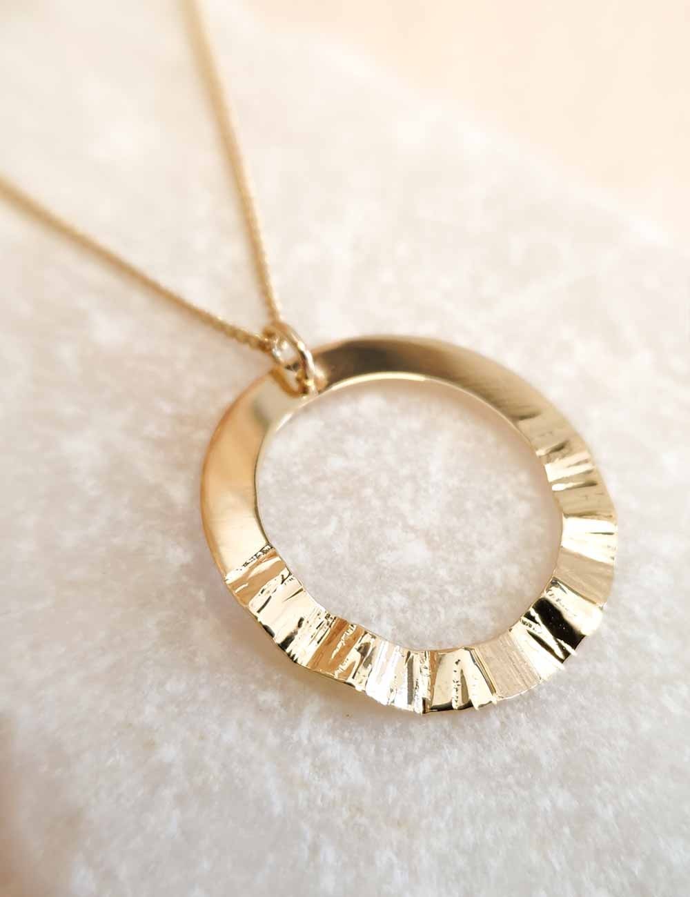 Collier Baza – Anneau martelé doré à l’or fin