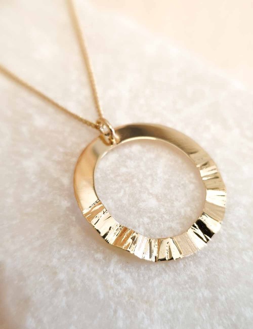 Collier Baza – Anneau martelé doré à l’or fin