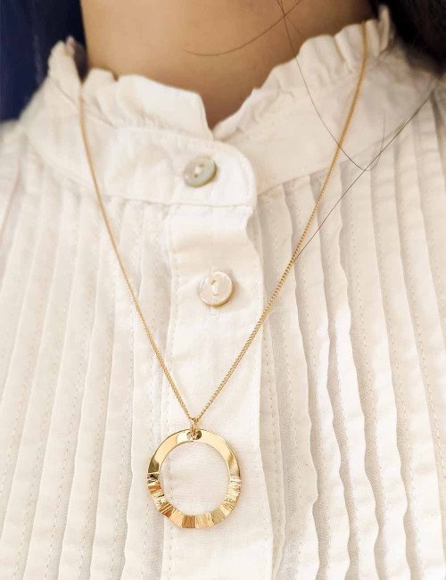 Collier Baza – Anneau martelé doré à l’or fin