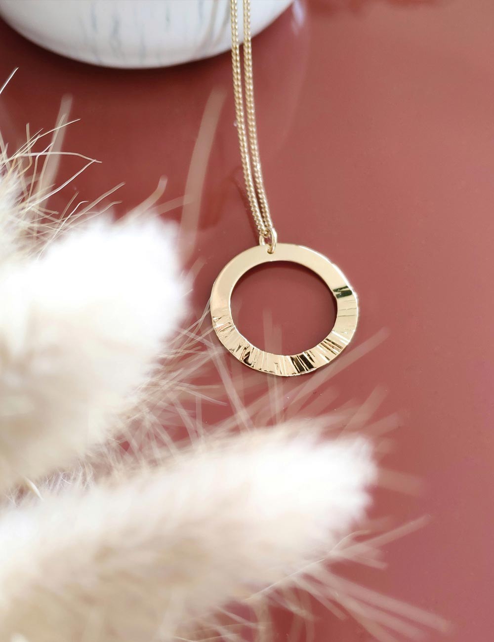 Collier Baza – Anneau martelé doré à l’or fin