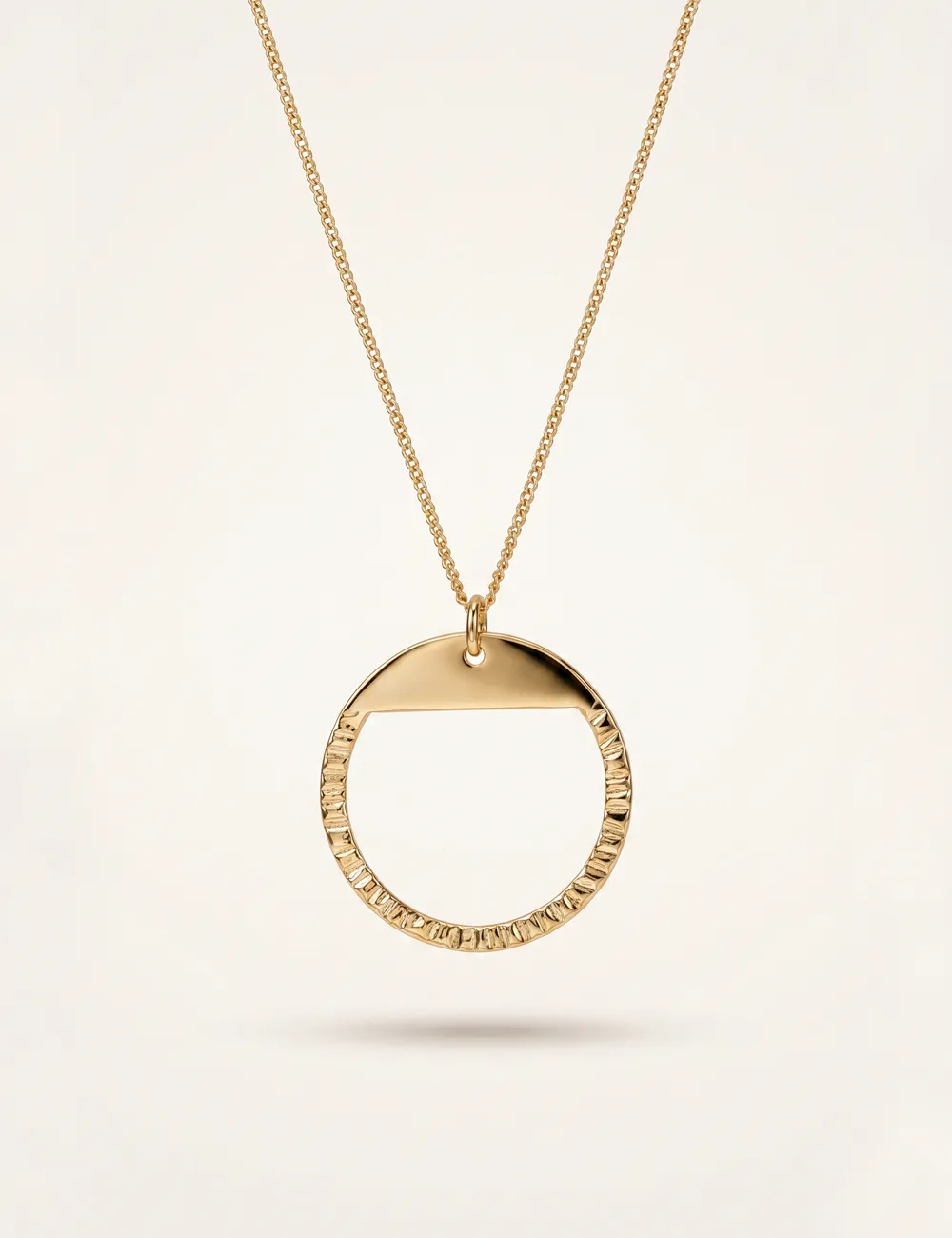 Collier Kadu – Pendentif cercle martelé doré à l’or fin ou argenté