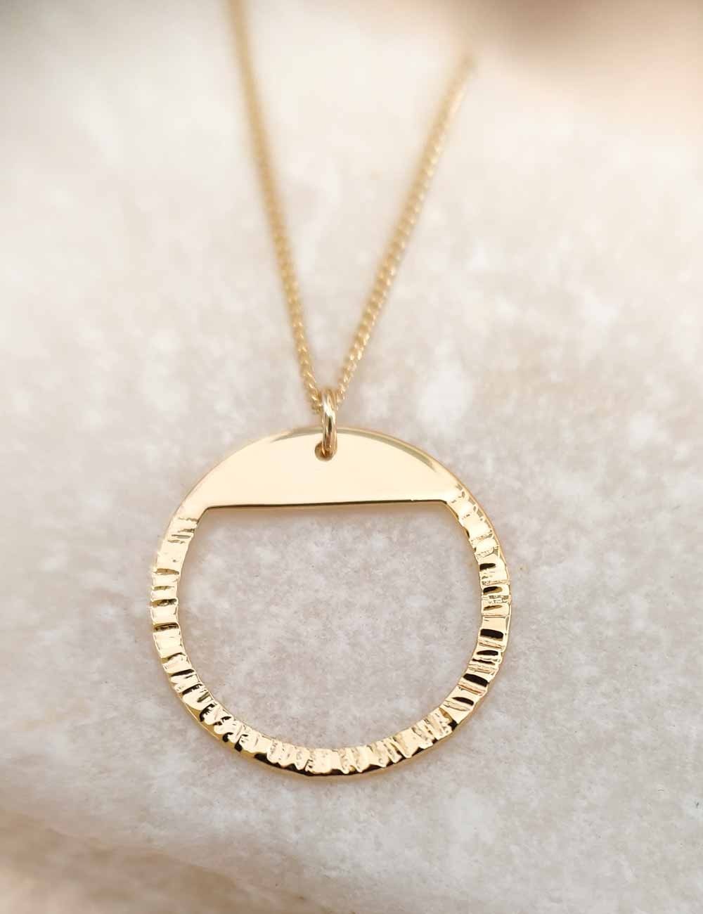 Collier Kadu – Pendentif cercle martelé doré à l’or fin ou argenté