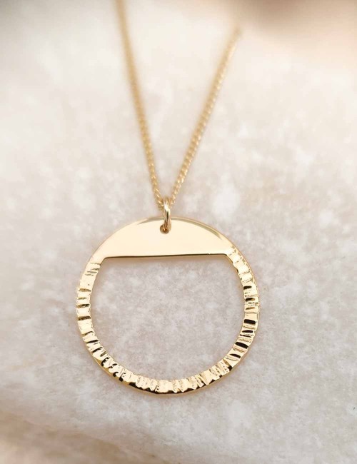 Collier Kadu – Pendentif cercle martelé doré à l’or fin ou argenté