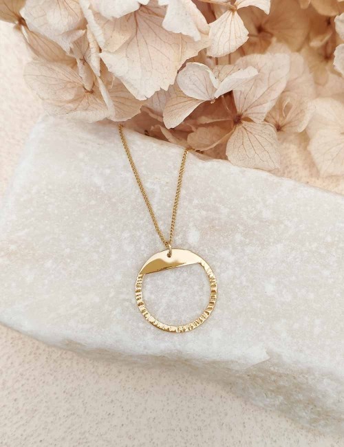Collier Kadu – Pendentif cercle martelé doré à l’or fin ou argenté