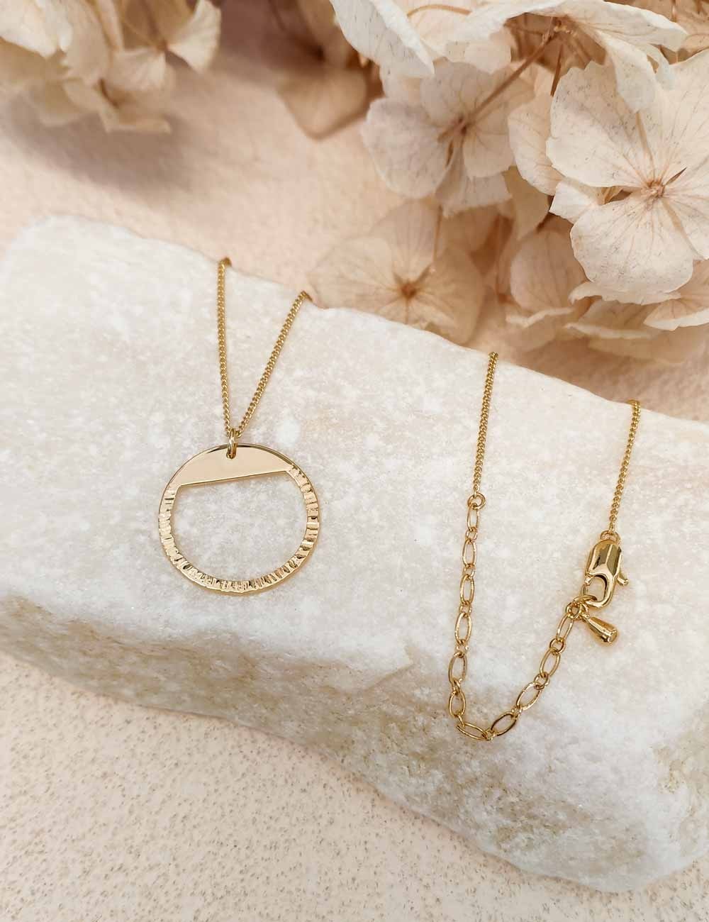 Collier Kadu – Pendentif cercle martelé doré à l’or fin ou argenté