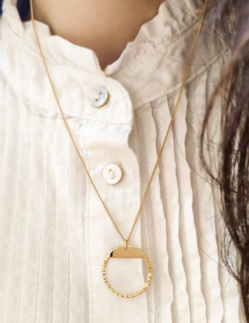 Collier Kadu – Pendentif cercle martelé doré à l’or fin ou argenté