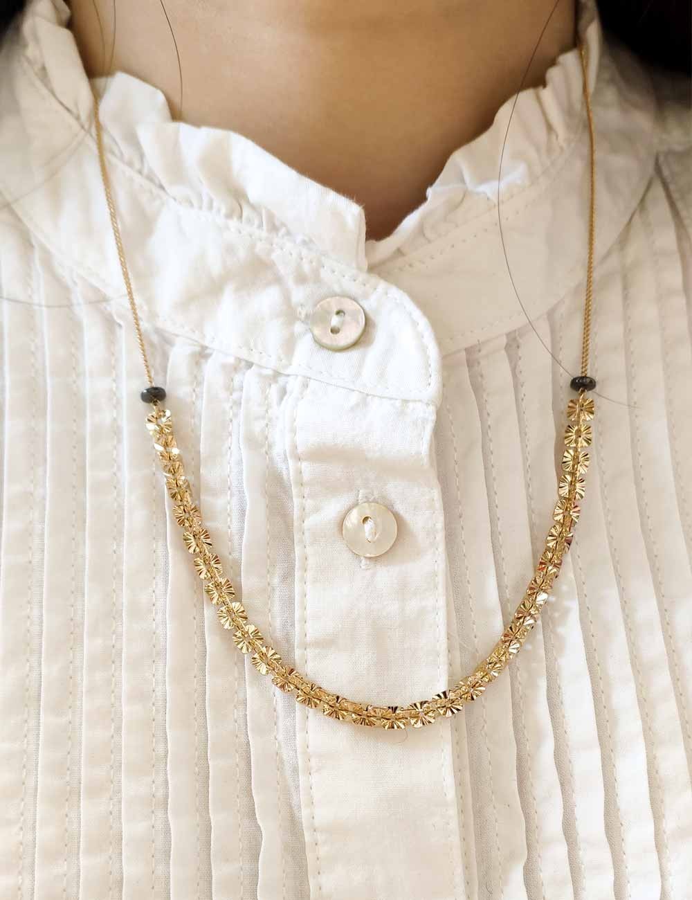 Collier Galon doré à l’or fin et perles d’hématite