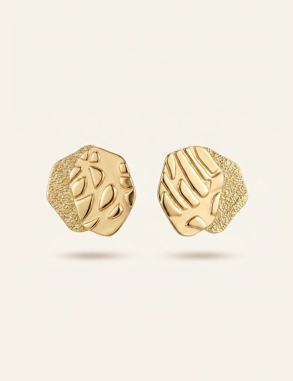 Boucles d’oreilles Luna – Empreintes artisanales et textures gravées dans le métal