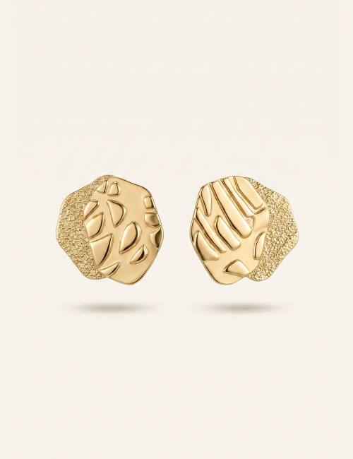 Boucles d’oreilles Luna – Empreintes artisanales et textures gravées dans le métal