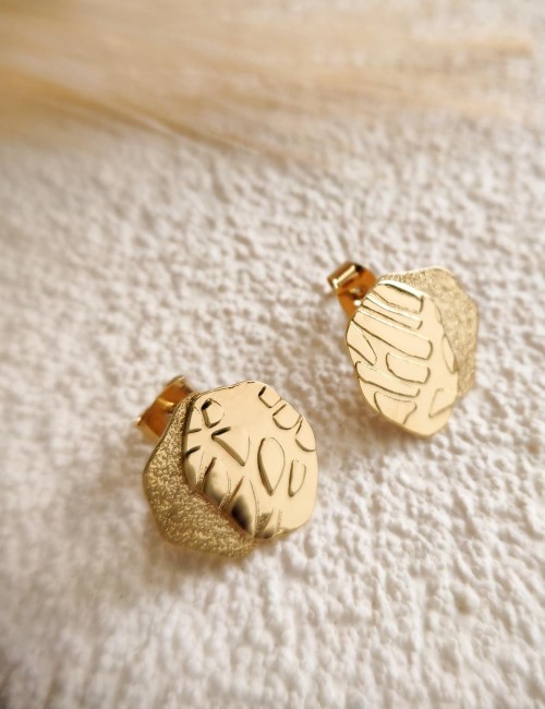 Boucles d’oreilles Luna – Empreintes artisanales et textures gravées dans le métal