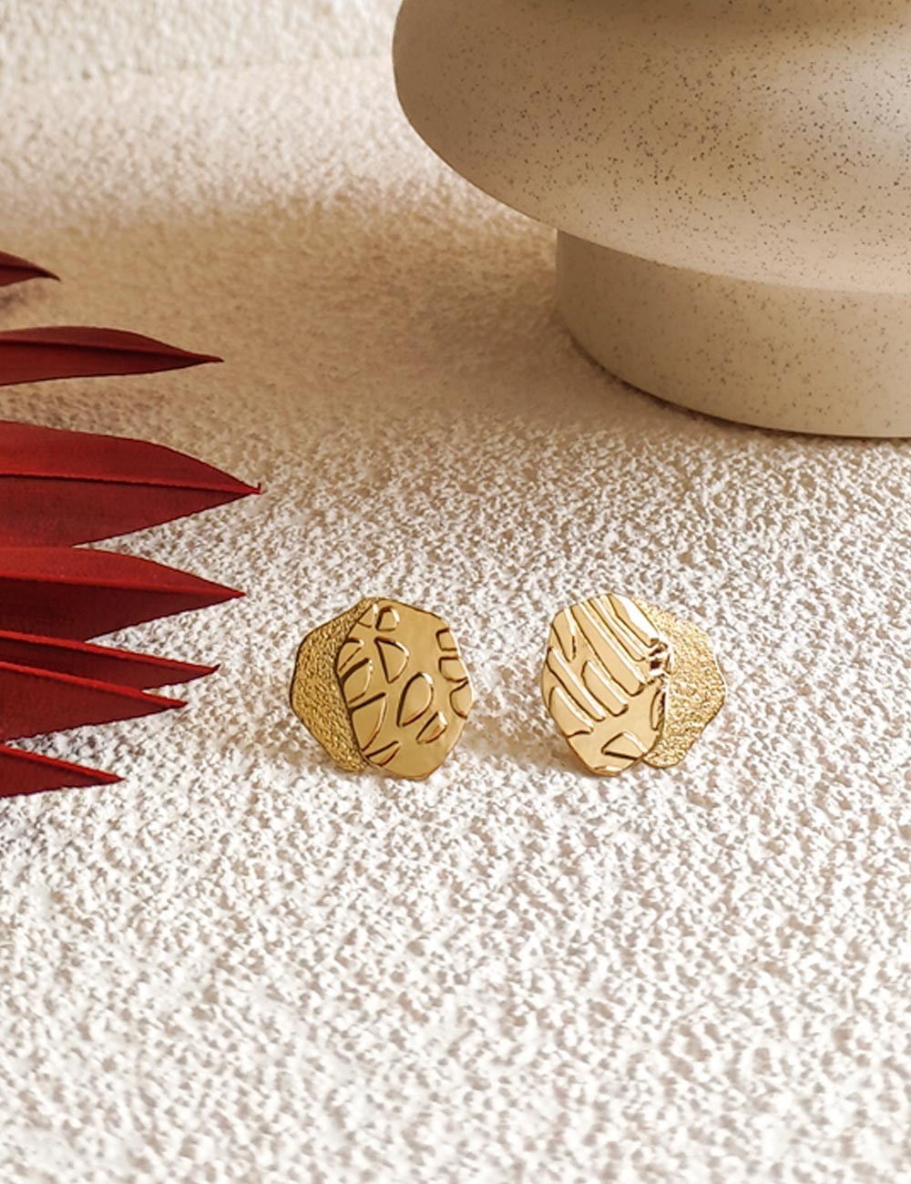Boucles d’oreilles Luna – Empreintes artisanales et textures gravées dans le métal