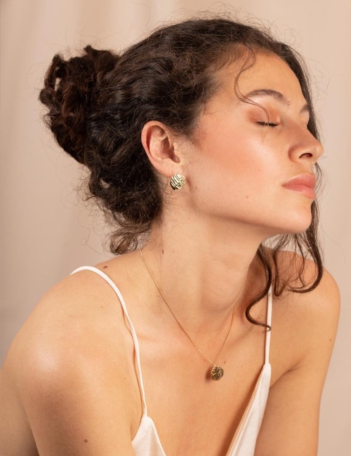 Boucles d’oreilles Luna – Empreintes artisanales et textures gravées dans le métal