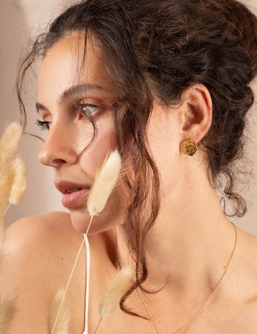 Boucles d’oreilles Luna – Empreintes artisanales et textures gravées dans le métal
